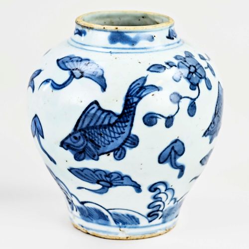 Null 古董中国瓷器球瓶，有鱼/睡莲装饰。16-17世纪。尺寸。高12 x Ø 10厘米。状况良好。
