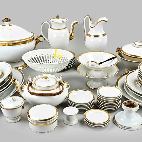 Null 19世纪初广泛的帝国服务。白色带金。大约在1820年。由以下部分组成。九个碗，三个塔扎，两个带盖的汤锅，两个大壶，咖啡壶和茶壶，碟子，早餐盘，糖碗，等&hellip;