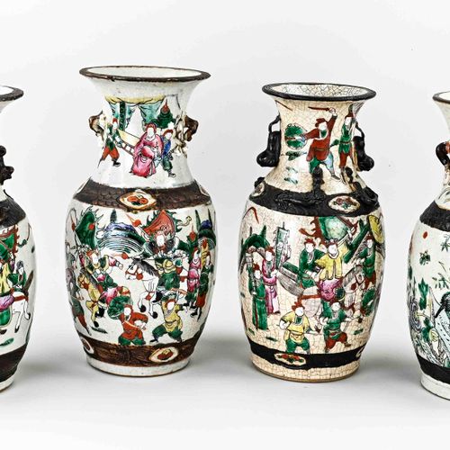 Null 四个中国古董广东瓷器大花瓶，有战士/花的装饰。已修复。尺寸。高34 - 36厘米。状况尚可/良好。