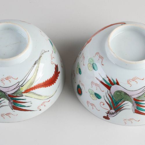 Null 两个19世纪的中国瓷碗，有凤凰/龙的装饰。两个碗都有毛边。一个碗有缺口。尺寸。高8 x 直径16厘米。形状尚可。