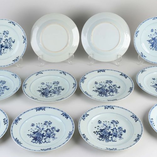 Null Rare service d'assiettes en porcelaine chinoise de 12 pièces. XVIIIe siècle&hellip;