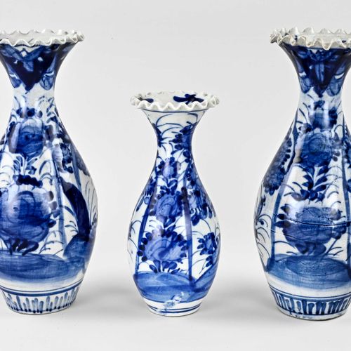 Trois vases à col en porcelaine japonaise Imari du XIXe siècle. Dimensions : H 1&hellip;
