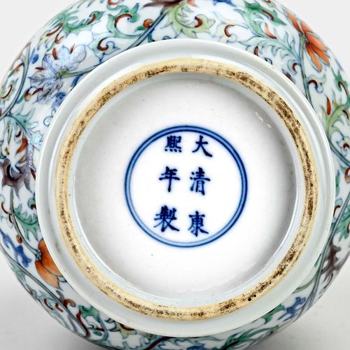 Null Vase à pipe en porcelaine chinoise à décor de dragons et de fleurs. Doucai &hellip;