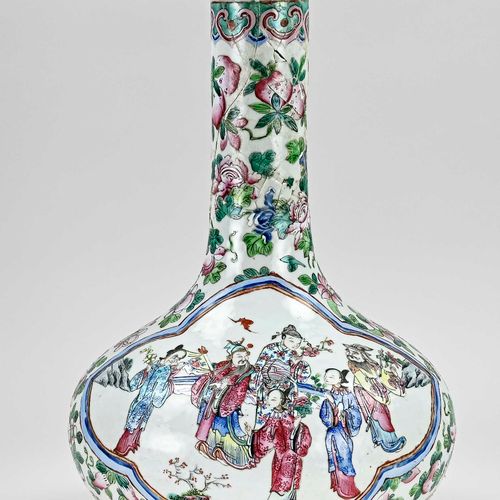 Null 18世纪中国瓷器家族玫瑰管瓶，有人物/花卉装饰。颈部有胶粘物。尺寸。高37厘米。状况中等。