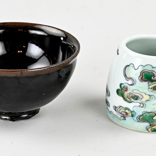Null Dos partes de porcelana china. 1. Bote de agua chino con marca inferior de &hellip;