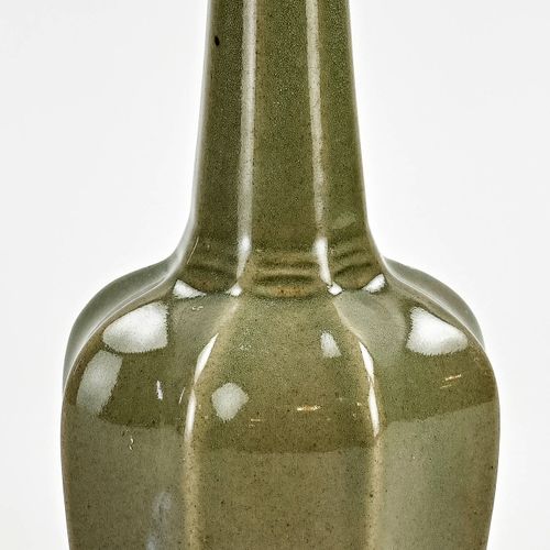 Null 中国古代八角形的青瓷花瓶。尺寸。高21厘米。状况良好。