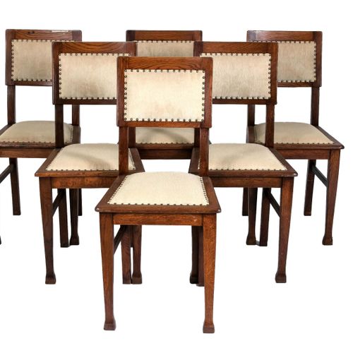 Null Sechs Stühle aus massiver Eiche. Um 1920. Sitzhöhe: 50 cm. Abmessungen: 94 &hellip;