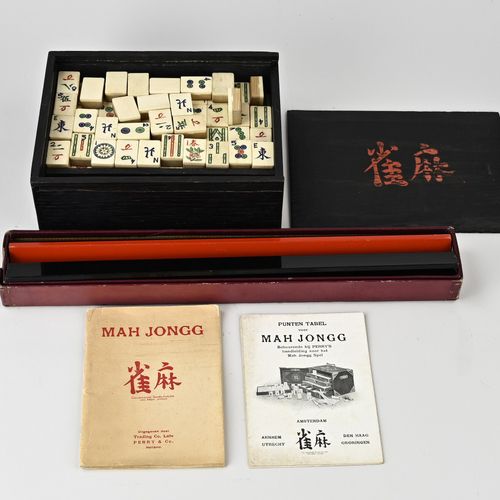 Null 古老的中国麻将游戏，装在橡木滑动盒中，并有骨质游戏棋子。带有麻将游戏规则。尺寸。8.5 x 23 x 18厘米。状况良好。