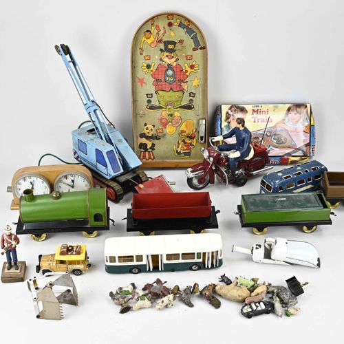 Null 一批旧的各种玩具。20世纪下半叶。其中包括；电动锡吊车TM+电动马达（哈雷）Sanchis Espana，以及Elastolin动物+弹珠游戏。尺寸。&hellip;
