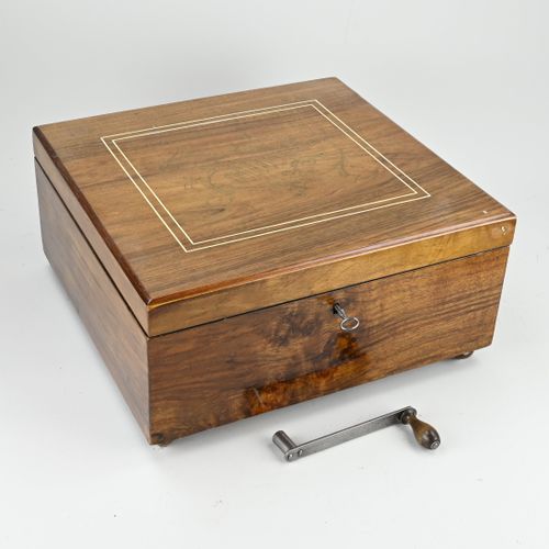 Null Large antique German Kalipe music box of walnut with intarsia. Circa 1900. &hellip;