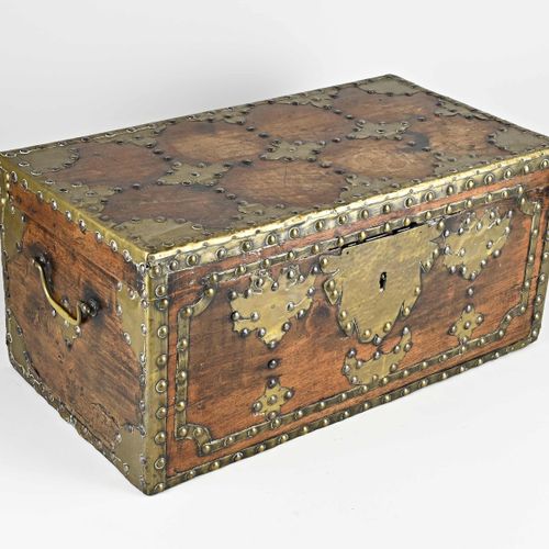 Null 18-19世纪殖民时期的柚木船用文件柜，有黄铜配件和原始锁。钥匙已丢失。尺寸。24 x 27 x 50厘米。状况良好。