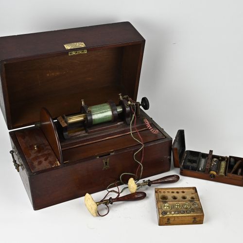 Null Zwei antike (medizinische) Elektrogeräte. (1) Elektromedizinischer Apparat &hellip;