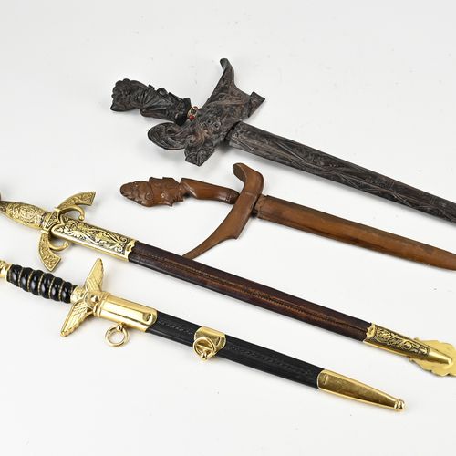 Null 两把印度尼西亚的克里塞斯+两把仿制的装饰匕首。20世纪。尺寸。长36 - 53厘米。状况良好。