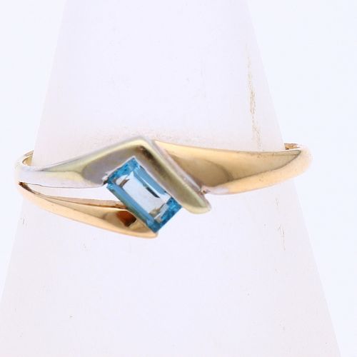 Null Yellow gold ring, 585/000, with blue topaz. Ring with a v-shape, which is r&hellip;