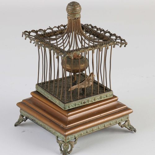 Null 古老的法国鸟笼Tournant钟，有自动变速器。黄铜。鸟笼中的球体旋转+鸟儿移动。约1900年。弹簧被卡住了。尺寸。高14厘米。状况尚可/良好。