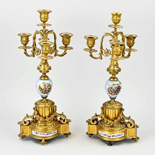 Null 两个19世纪的法国镀金青铜烛台，瓷器。手绘。花纹。后面的一个铜脚不是原来的。大约在1860年。尺寸。高45厘米。状况良好。