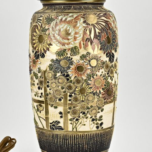 Null Grand pied de lampe antique en porcelaine japonaise Satsuma à décor floral/&hellip;
