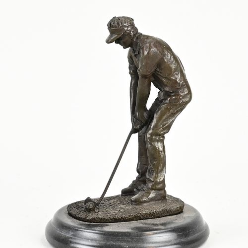 Null Figura in bronzo. Giocatore di golf su base di marmo. XXI secolo. Dimension&hellip;