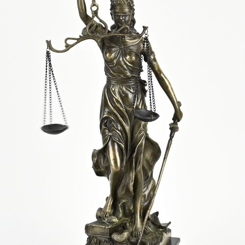 Null Dame de justice en bronze avec épée, sur socle en marbre. 21ème siècle. Dim&hellip;