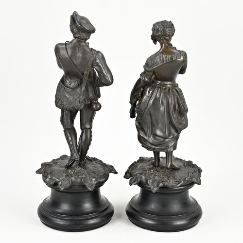 Null Due figure antiche in bronzo su base in legno. XIX secolo. Donna con grano &hellip;