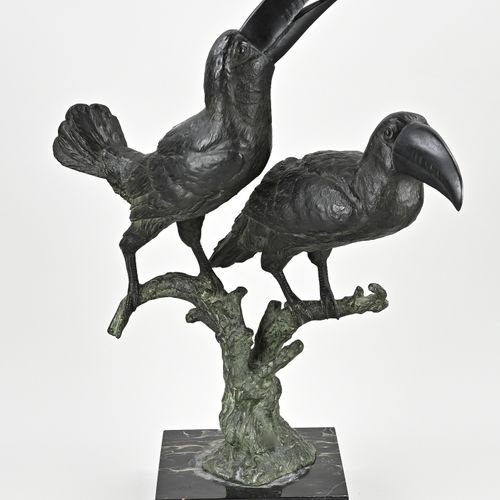 Null 安东-布谢尔贝格（Anton Büschelberger）的大型德国古董铜像，1869 - 1934年。树枝上的鸟类+白色大理石底座。尺寸。66 x &hellip;
