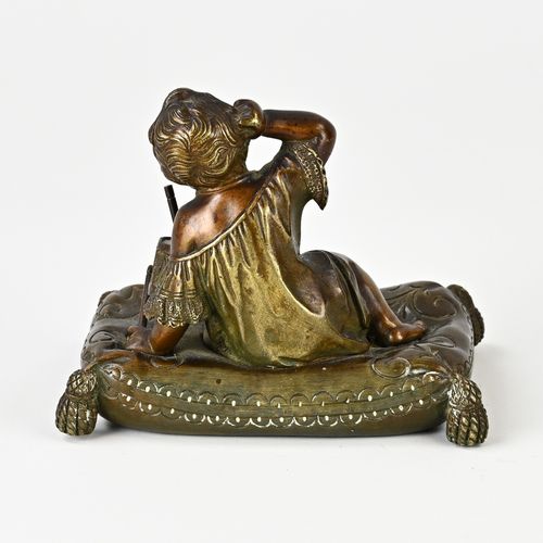 Null Figura in bronzo del XIX secolo. Ragazzo su cuscino con tamburo rotto. Dime&hellip;