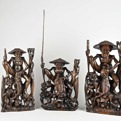 Null 三个古老的印尼硬木雕刻的渔民雕像。20世纪。尺寸。42 - 64厘米。状况良好。