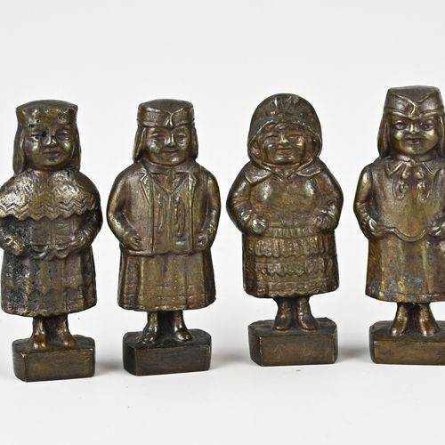 Null Cuatro figuras antiguas de bronce con trajes tradicionales. Siglo XX. Dimen&hellip;