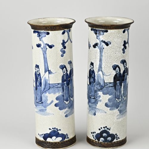 Null 两个中国古董瓷器广东花瓶，圆柱形，有艺妓装饰+底部标记。尺寸。高30.2厘米。状况良好。