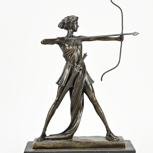 Null Figure en bronze. Deiana avec arc, sur socle en marbre. XXIe siècle. Dimens&hellip;