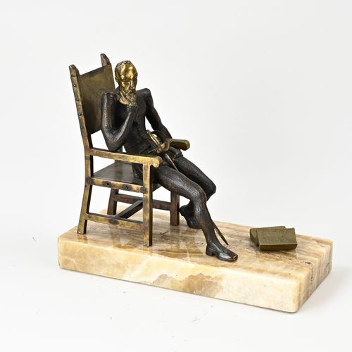 Null Statuette ancienne en bronze frison avec épée et livre sur socle en onyx. O&hellip;