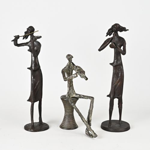 Null Trois figures en bronze. XXe siècle. Musiciens. Dimensions : 23 - 33 cm. En&hellip;