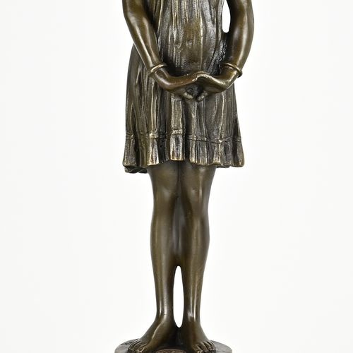 Null Figur aus Bronze. Mädchen auf Marmorsockel. 21. Jahrhundert. An Chipparus (&hellip;
