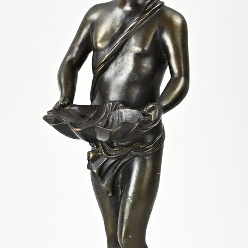 Null Figura de bronce. Segunda mitad del siglo XX. Niño con concha de ostra. Dim&hellip;