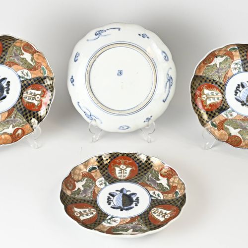 Null Quatre assiettes anciennes en porcelaine japonaise Imari à décor floral/ois&hellip;