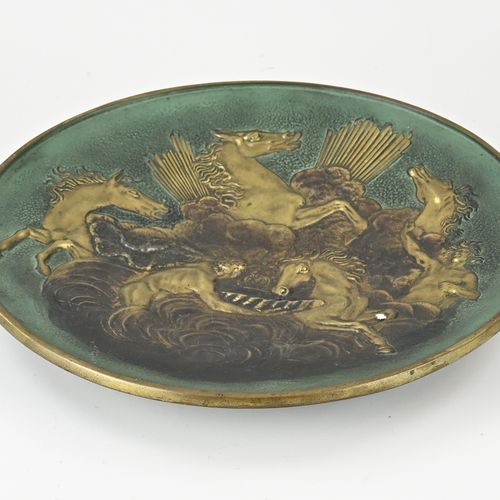 Null 法国铜质大碗，有马/人物装饰。作者：马克斯-勒维里尔。1891 - 1973.尺寸。4.5 x Ø 33.5厘米。状况良好。