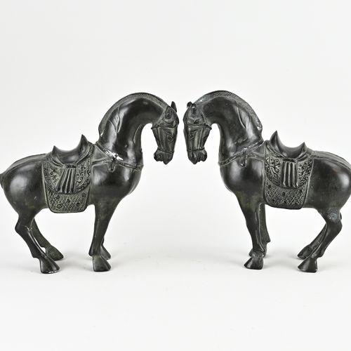 Null 两匹中国青铜马。20世纪。尺寸。24厘米。状况良好。