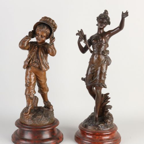 Null 两个法国古董组成的金属人。约1900年。1x 带女孩帽子的男孩。1个带军衔的女人。尺寸。高38 - 40厘米。状况良好。