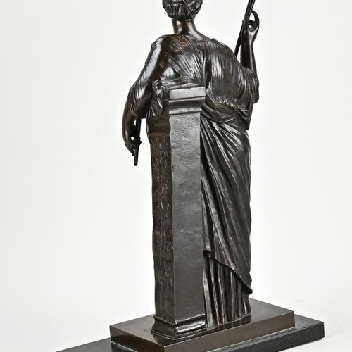 Null Figure en bronze du XIXe siècle sur socle en marbre. Femme grecque avec flû&hellip;