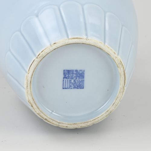Null Chinesische Porzellanvase mit hellblauer Glasur. Mit Bodenmarke. Abmessunge&hellip;