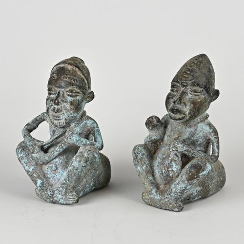 Null Two African bronze figures. Man + woman. 20th century. Dimensions: H 14 - 1&hellip;