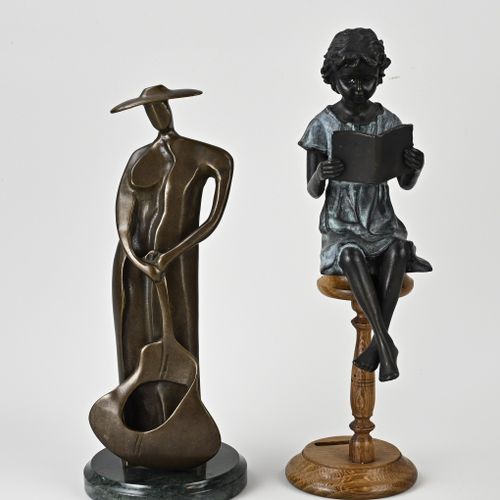 Null Dos figuras de bronce. Segunda mitad del siglo XX. Mujer con guitarra sobre&hellip;