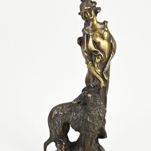 Null 新艺术主义风格的青铜像。带着灰狗的女士。20世纪下半叶。尺寸。33厘米。状况良好。