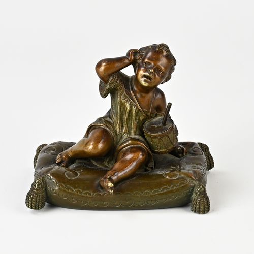 Null Figure en bronze du 19ème siècle. Garçon sur un oreiller avec un tambour ca&hellip;