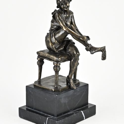 Null Bronze figure. Lady on chair, placed on marble base. 21st century. Dimensio&hellip;