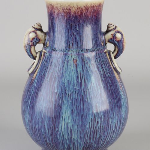 Null 中国瓷器花瓶，紫色釉面+底纹。尺寸。高20厘米。状况良好。