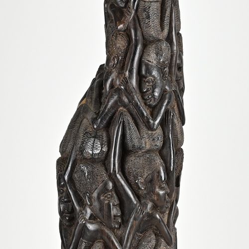 Null Grande sculpture africaine en bois dur sculptée avec de nombreuses figures &hellip;
