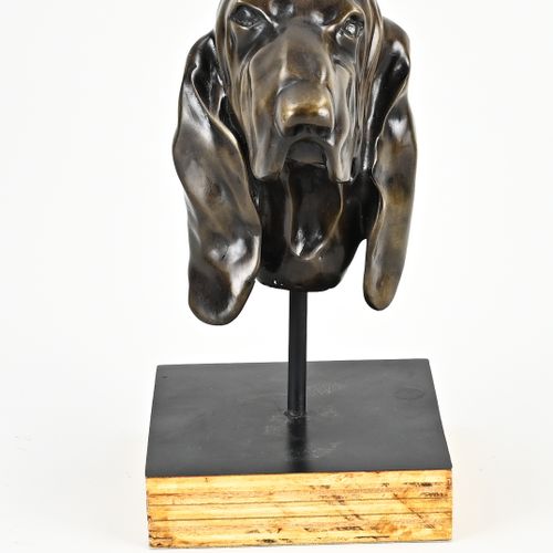 Null Cabeza de perro Basset de bronce sobre base de madera contrachapada. Por T.&hellip;