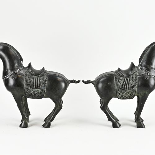 Null Zwei chinesische Pferde aus Bronze. 20. Jahrhundert. Abmessungen: 24 cm. In&hellip;