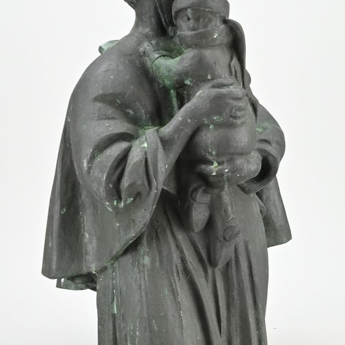 Null Paul Dom. 1885 - 1978. Figure en bronze. Mère avec enfant en vêtements d'hi&hellip;